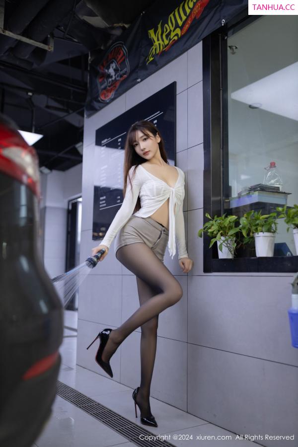 陆萱萱  [XiuRen]高清写真图 2024.09.19 No.9181 陆萱萱 户外洗车第13张图片